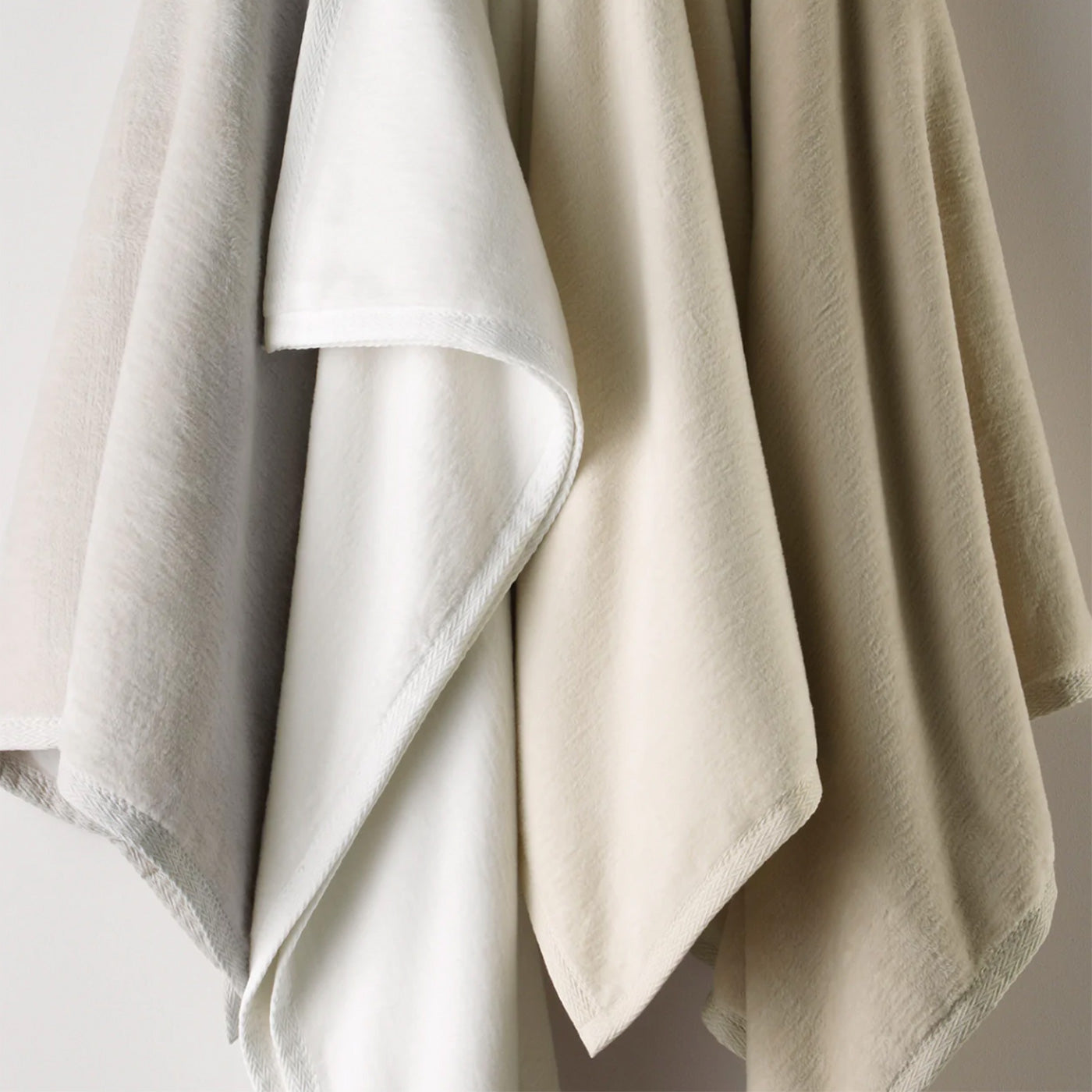 FLEECEY THROW BLANKET