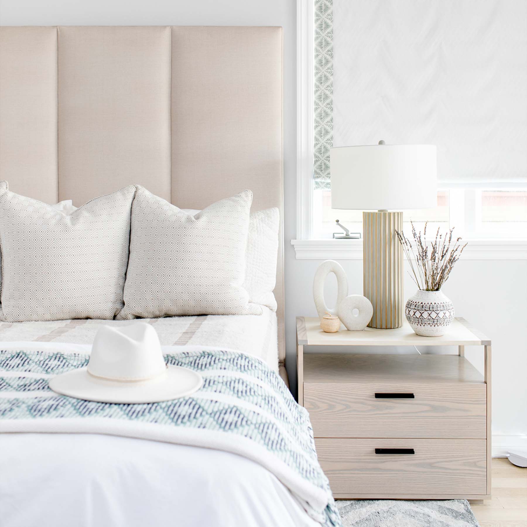 HOLLY NIGHTSTAND